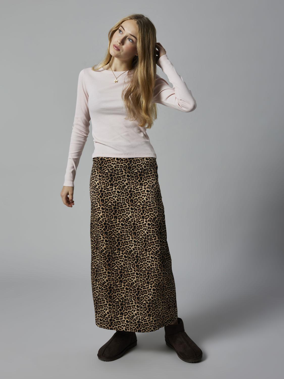 model_shot-creative